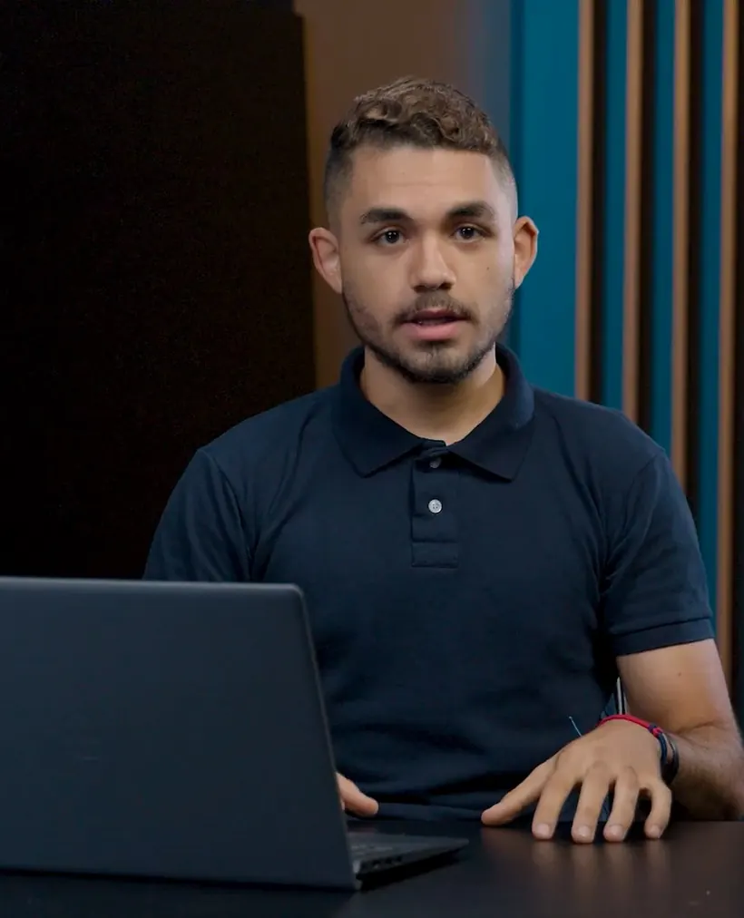 Iago Santiago gravando um podcast